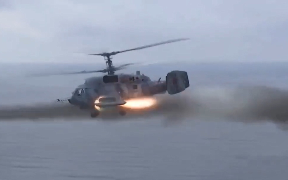 Trực thăng hải quân Nga nhả đạn diệt mục tiêu gần bờ biển Crimea